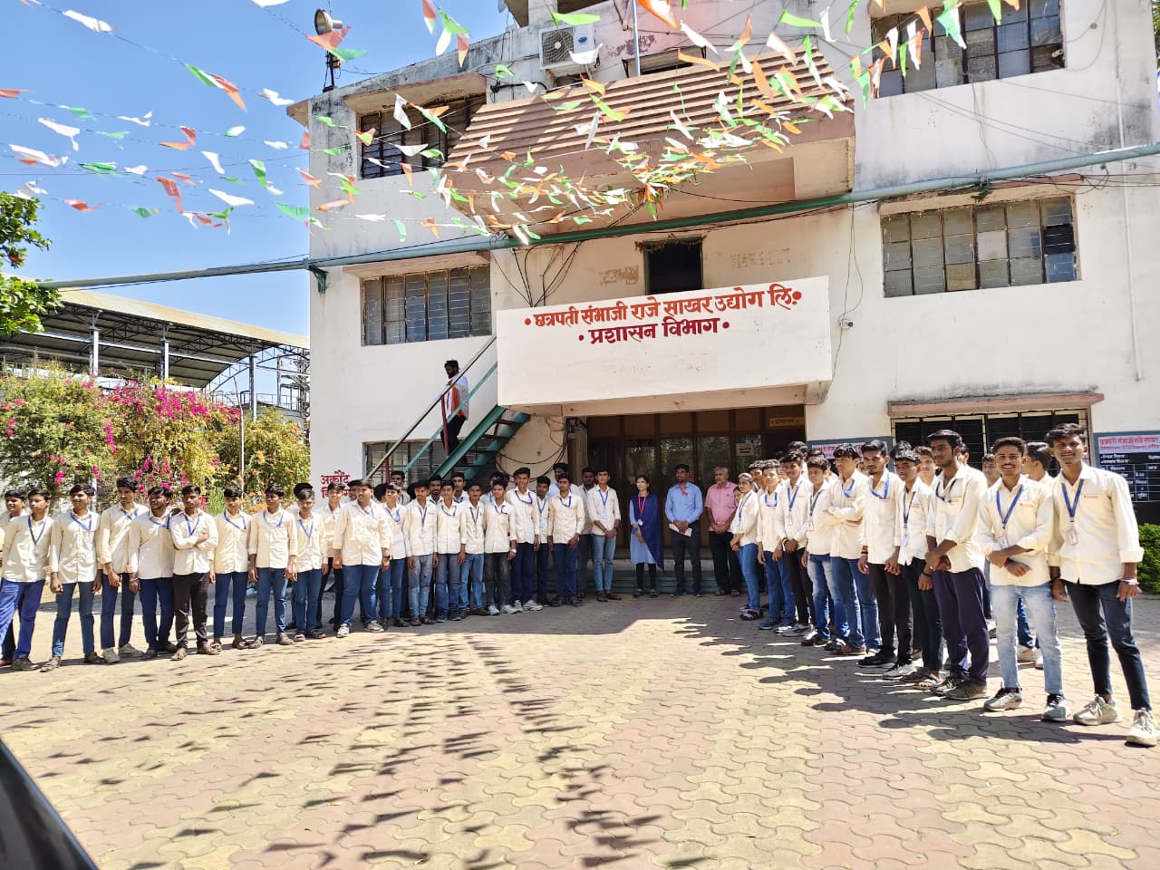 औद्योगिक सहलीद्वारे विद्यार्थ्यांना प्रत्यक्ष उद्योगज्ञानाचा अनुभव