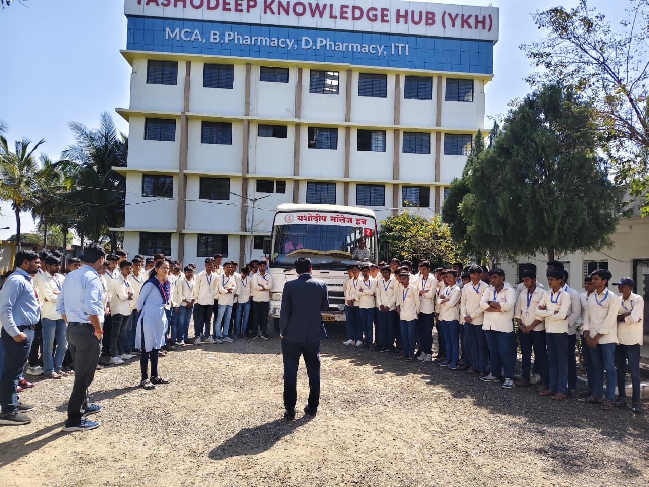 औद्योगिक सहलीद्वारे विद्यार्थ्यांना प्रत्यक्ष उद्योगज्ञानाचा अनुभव